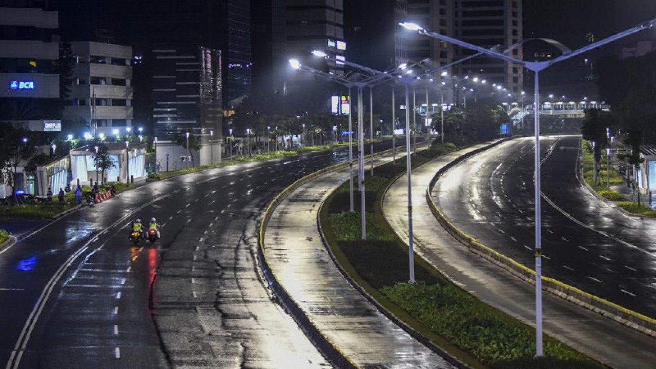Arsip Foto - Petugas Kepolisian melakukan patroli saat diberlakukannya Car Free Night (malam bebas kendaraan) dan Crowd Free Night (malam bebas keramaian) pada malam pergantian tahun di kawasan Jalan Sudirman, Jakarta, Kamis (31/12/2020). Polda Metro Jaya melakukan Car Free Night dan Crowd Free Night dengan menutup sepanjang Jalan Sudirman-MH Thamrin, Jakarta pada malam pergantian tahun untuk mencegah kerumunan warga. ANTARA FOTO/Galih Pradipta/pras.