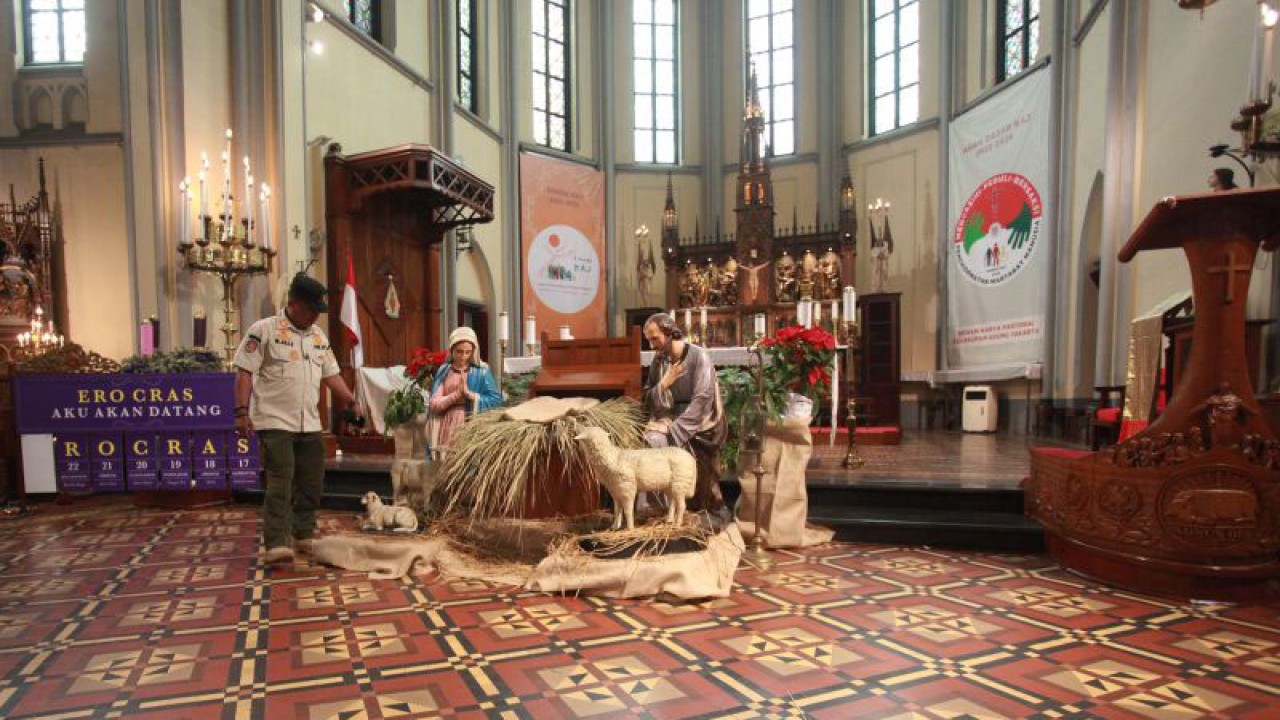 Petugas memeriksa peralatan untuk keperluan ibadah di Gereja Katedral Jakarta, Jumat (23/12/2022). ANTARA FOTO/Reno Esnir/tom. (ANTARA FOTO/RENO ESNIR)
