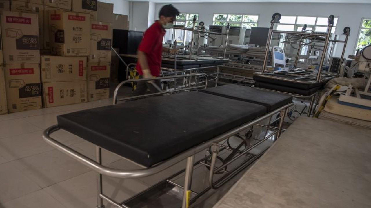 Petugas kebersihan membersihkan salah satu ruangan di Rumah Sakit Darurat COVID-19 (RSDC) Wisma Atlet, Kemayoran, Jakarta, Senin (26-12-2022). RSDC Wisma Atlet Kemayoran akan berhenti beroperasi secara bertahap per tanggal 31 Desember mendatang karena menurunnya kasus COVID-19 di Indonesia. ANTARA FOTO/Muhammad Adimaja/wsj.