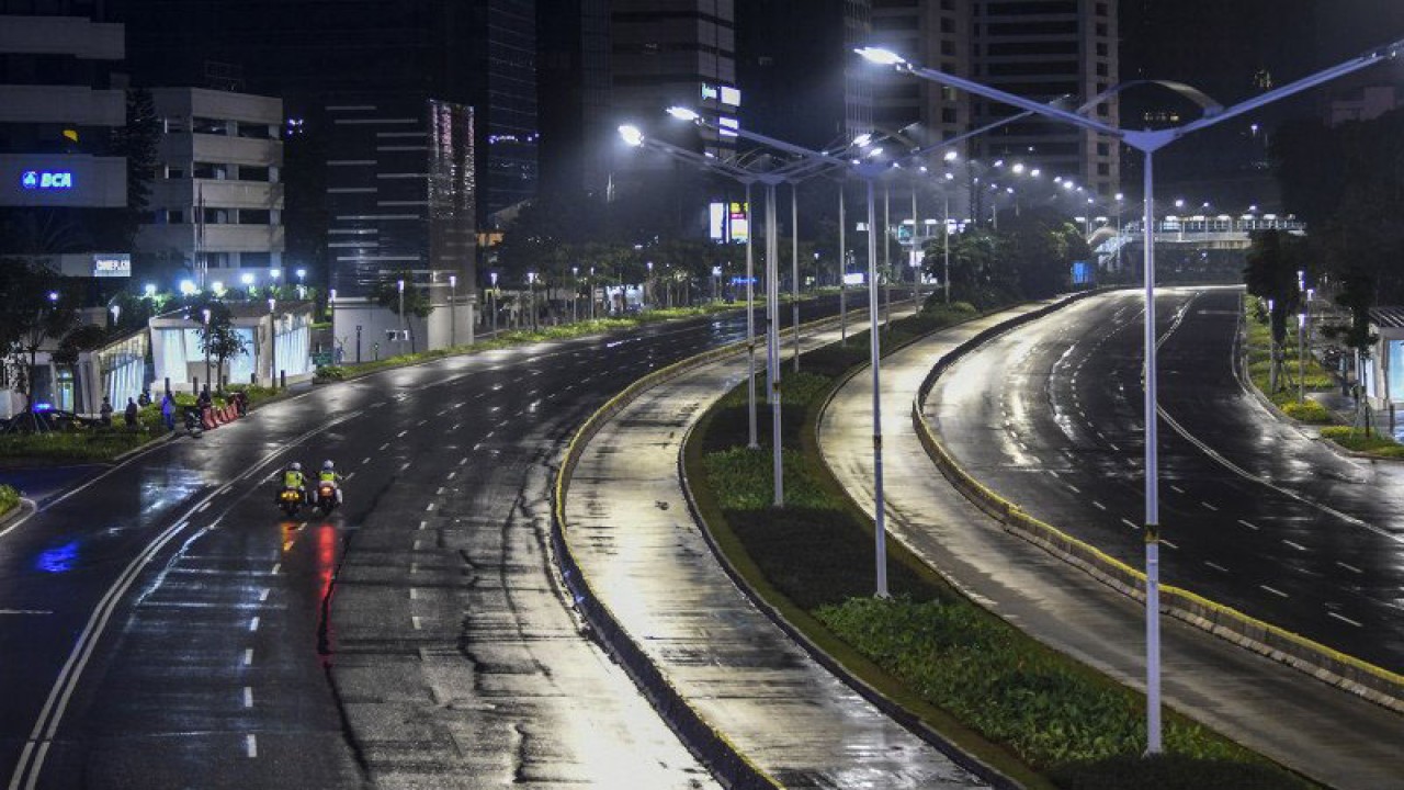 Arsip Foto - Petugas Kepolisian melakukan patroli saat diberlakukan "Car Free Night" (malam bebas kendaraan) dan Crowd Free Night (malam bebas keramaian) pada malam pergantian tahun di kawasan Jalan Sudirman, Jakarta, Kamis (31/12/2020). Polda Metro Jaya melakukan Car Free Night dan Crowd Free Night dengan menutup sepanjang Jalan Sudirman-MH Thamrin, Jakarta pada malam pergantian tahun untuk mencegah kerumunan warga. ANTARA FOTO/Galih Pradipta/pras.
