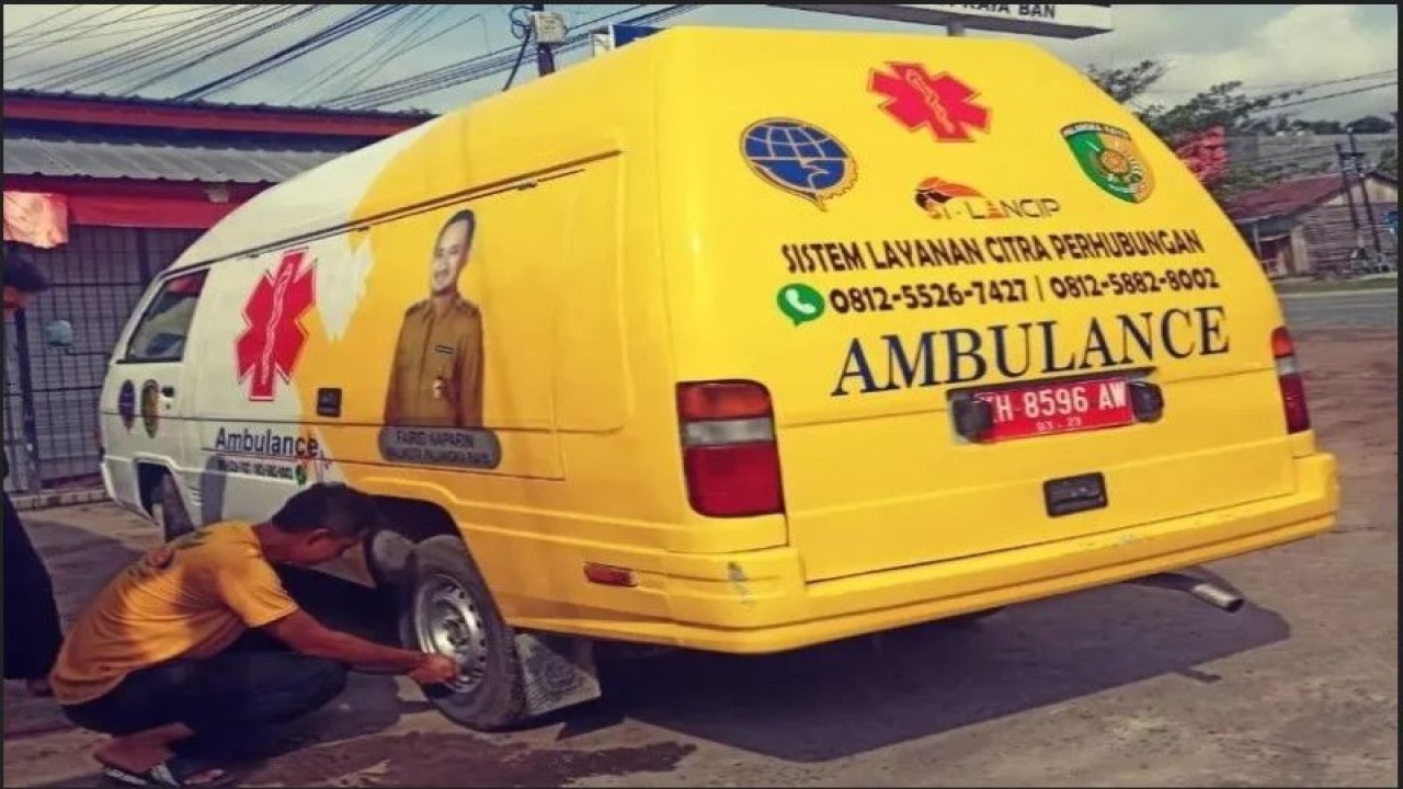 Petugas memeriksa kondisi armada ambulans milik Dishub Kota Palangka Raya. (ANTARA/HO-Dishub Kota Palangka Raya)