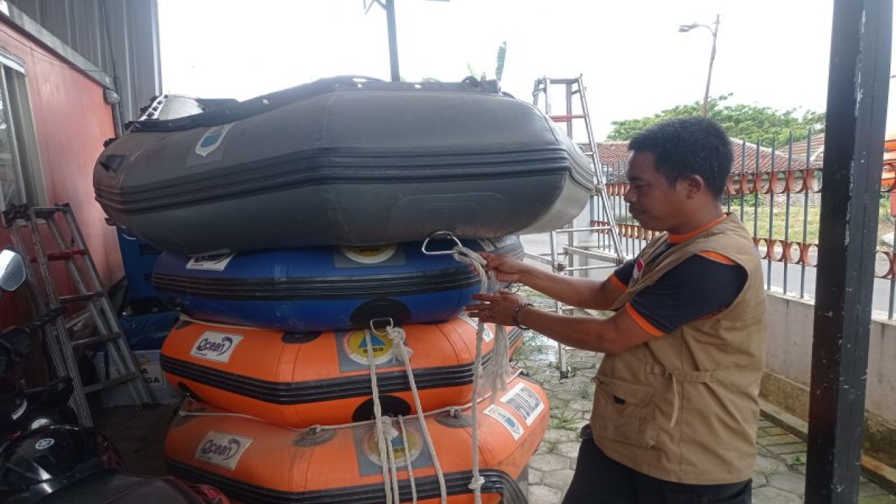 Petugas Badan Penanggulangan Bencana Daerah (BPBD) setempat operasikan perahu karet untuk evakuasi banjir di tiga kecamatan di Pandeglang. ANTARA/Mansur
