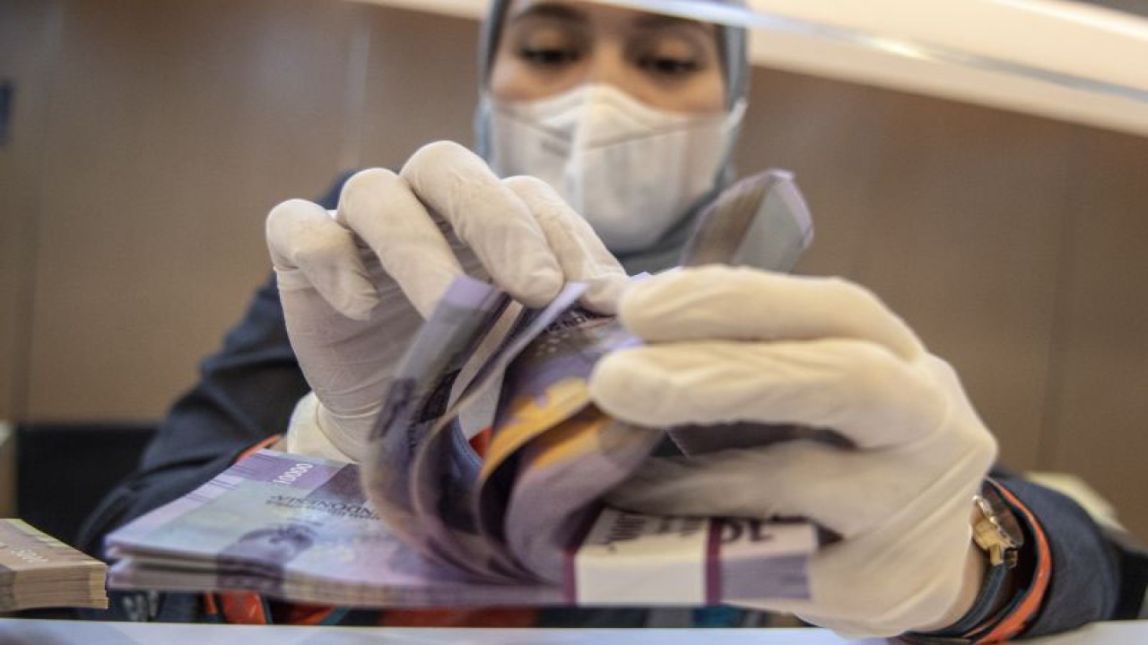 Petugas bank menghitung uang pecahan rupiah di BNI KC Mega Kuningan, Jakarta, Selasa (22/11/2022). ANTARA FOTO/Muhammad Adimaja/aww.