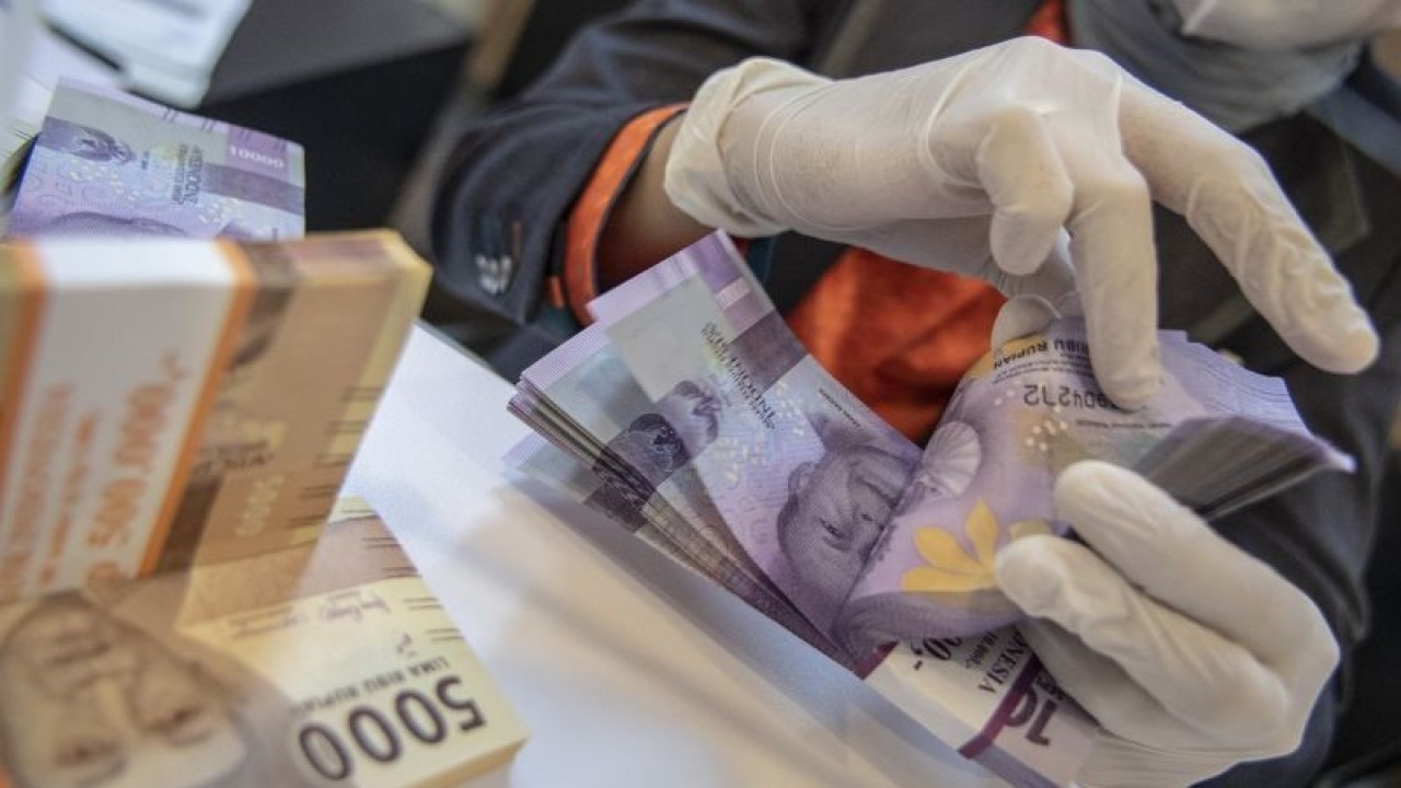 Petugas bank menghitung uang pecahan rupiah di BNI KC Mega Kuningan, Jakarta, Selasa (22/11/2022). ANTARA FOTO/Muhammad Adimaja/aww.