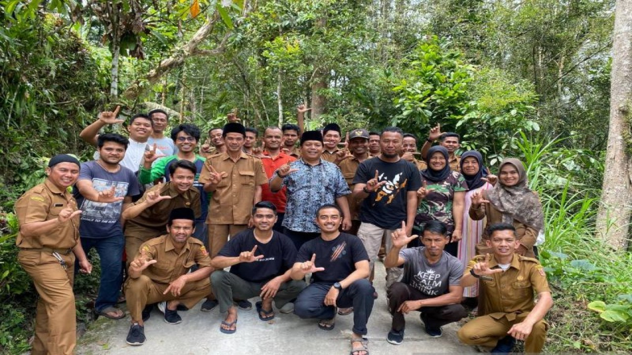 Petugas BKSDA Sumbar, Yayasan Sintas Indonesia dan Pemerintah Nagari Pasia Laweh. ANTARA/Yusrizal