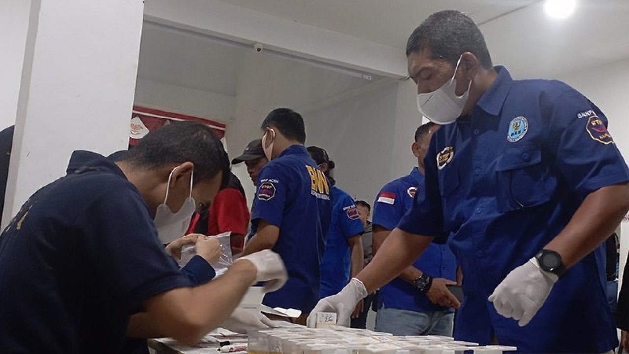 Petugas BNN Provinsi Aceh memeriksa urine sopir angkutan umum di Terminal Banda Aceh, Selasa (27/12/2022) malam. ANTARA/M Haris SA