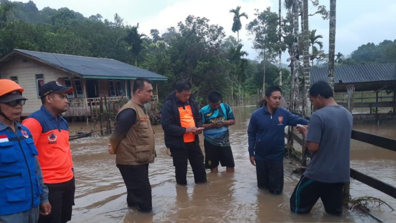 Petugas BPBD meninjau dampak banjir di Dusun Sebadai Hulu, Kecamatan Bunguran Timur Laut, Kabupaten Natuna, Provinsi Kepulauan Riau, Rabu (14/12/2022).(ANTARA)