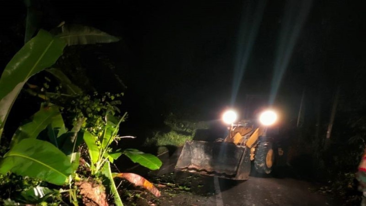 Petugas BPBD Pemkab Pamekasan mengevakuasi material longsoran Bukit Ponjuk di jalan provinsi penghubung Kota Pamekasan dengan Kecamatan Waru, yakni di Desa Pamaroh, Kecamatan Kadur, Pamekasan. (ANTARA/HO-BPBD Pamekasan)