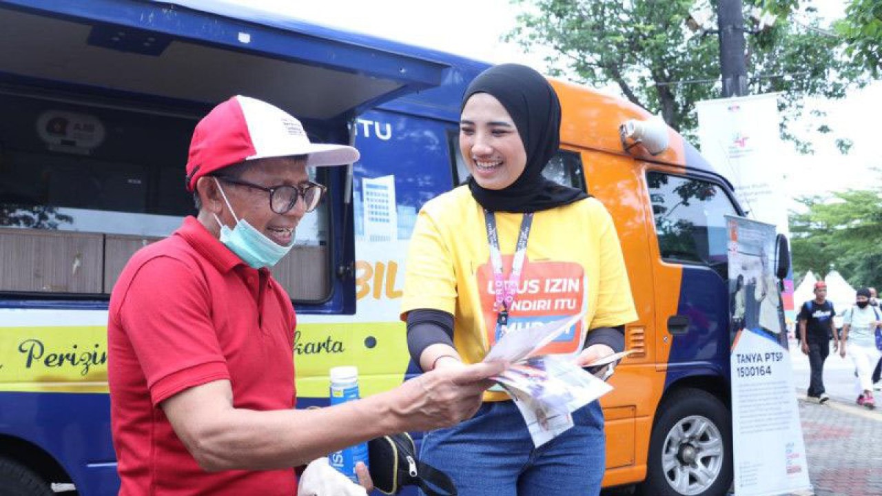 Petugas Dinas Penanaman Modal dan Pelayanan Terpadu Satu Pintu (DPMPTSP) DKI Jakarta memberikan penjelasan kepada warga pada peringatan Hari Antikorupsi di Gelora Bung Karno, Jakarta, Minggu (11/12/2022) ANTARA/HO- DPMPTSP DKI