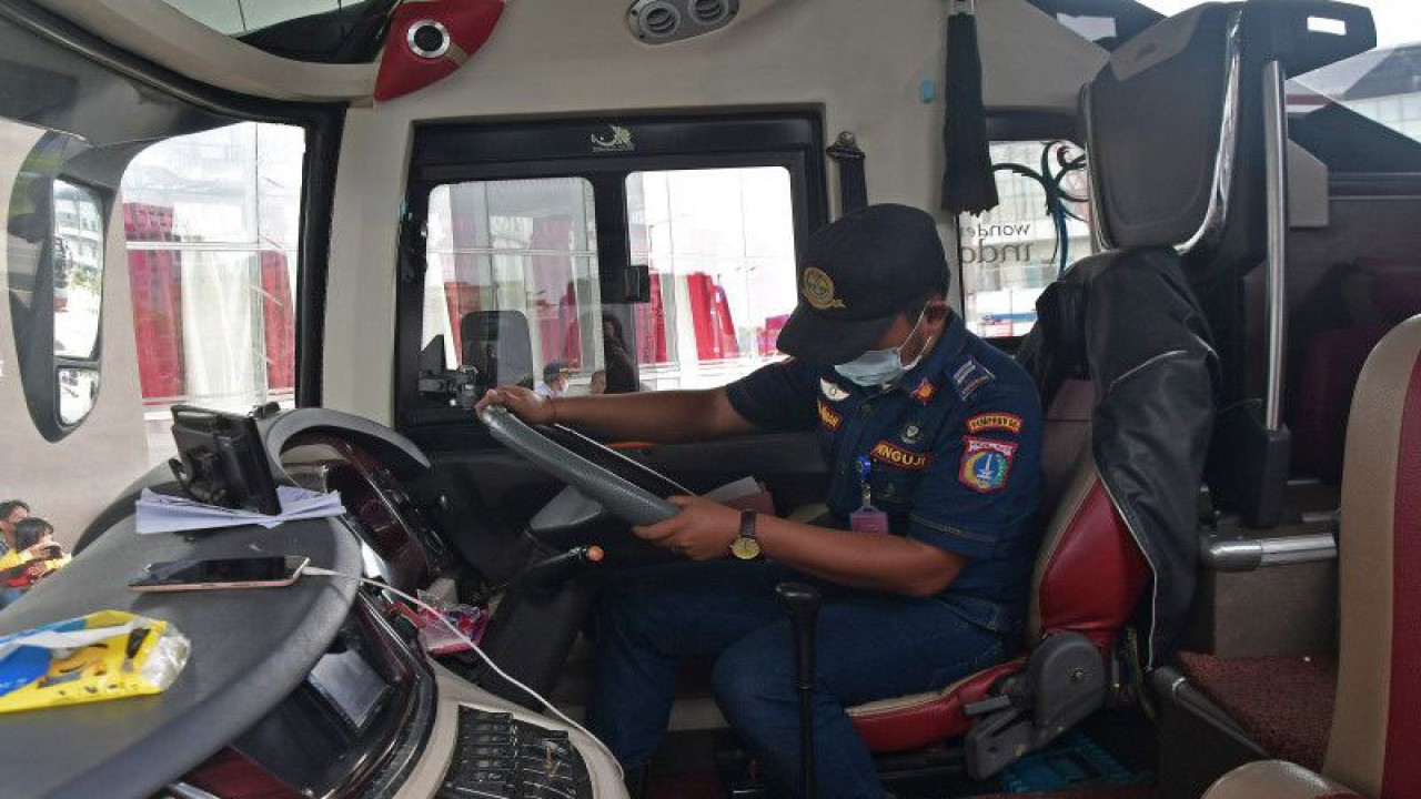 Petugas Dinas Perhubungan memeriksa kondisi bus saat pemeriksaan kendaraan (ramp check) di Terminal Terpadu Pulo Gebang, Jakarta Timur, Kamis (22/12/2022). Kegiatan tersebut untuk memeriksa administrasi serta kelayakan teknis kendaraan Antar Kota Antar Provinsi (AKAP) yang akan membawa penumpang pada libur Natal 2022. ANTARA FOTO/ Fakhri Hermansyah/nym.