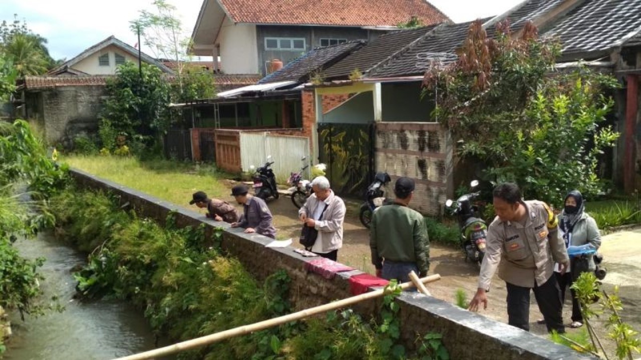 Personel Bhabinkamtibmas Polsek Warudoyong bersama petugas dari Kelurahan Sukakarya dan Dinas PU Kota Sukabumi saat meninjau kondisi TPT di Kelurahan Sukakarya, Kecamatan Warudoyong, Kota Sukabumim, Jabar pada Rabu, (14/12). Antara/Aditya Rohman