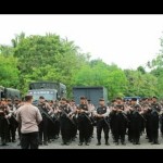 Petugas gabungan TNI-Polri amankan pemulangan pengungsi Kariuw-1671355559