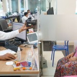 Petugas Imigrasi Kediri mengambil foto warga saat pengurusan paspor di Kediri, Jawa Timur. ANTARA/HO-Imigrasi Kediri-1671070827