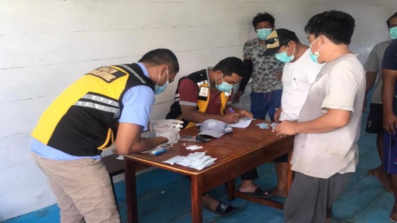 Petugas Kantor Kesehatan Pelabuhan (KKP) Kelas IV Labuan Bajo melakukan pemeriksaan Rapid Diagnostic Test (RDT) Malaria kepada penumpang kapal yang berasal dari daerah endemis malaria. (ANTARA/HO-KKP Kelas IV Labuan Bajo)