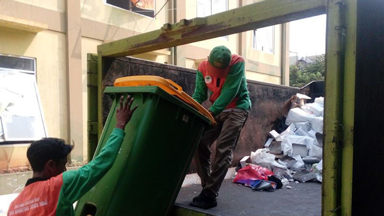 Arsip foto - Petugas kebersihan dari Suku Dinas Kebersihan dan Suku Dinas Lingkungan Hidup Jakarta Barat mengangkut sampah di Kalideres, Jakarta, Kamis (1/8/2019). ANTARA/Yogi Rachman/aa.