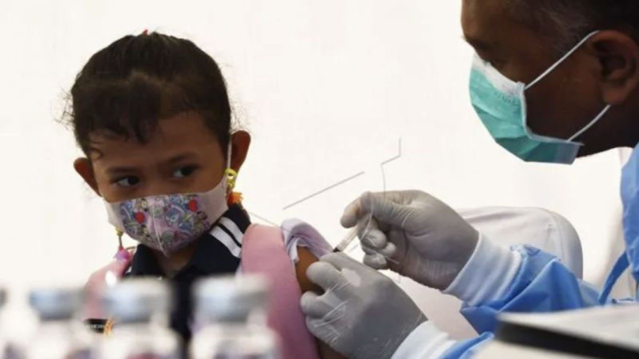 Arsip foto - Petugas kesehatan menyuntikkan vaksin COVID-19 pada seorang anak saat acara Wisata Vaksin COVID-19 untuk siswa TK dan SD di kawasan Sumber Wangi Kota Madiun, Jawa Timur, Rabu (6/4/2022). (ANTARA FOTO/Siswowidodo/aww/aa).