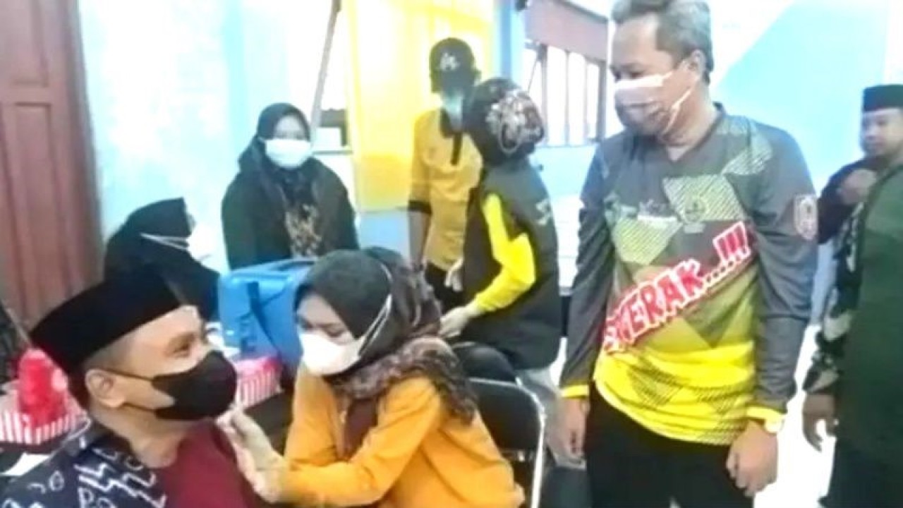 Petugas kesehatan di Kalsel saat melakukan vaksinasi COVID-19 kepada warga.(ANTARA/HO)