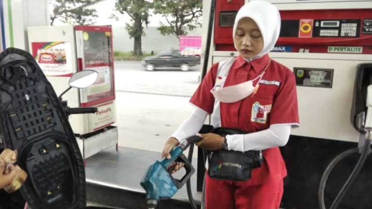 Petugas melakukan pengisian BBM ke sepeda motor. (Ilustrasi). (ANTARA/Akhmad Nazaruddin Lathif)