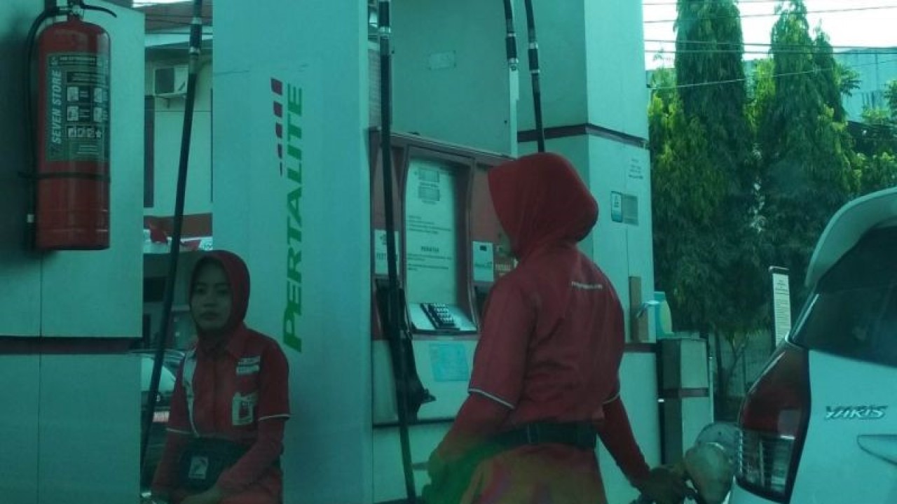 Petugas melakukan pengisian BBM pertalite ke mobil. (Ilustrasi). (ANTARA/Akhmad Nazaruddin Lathif)