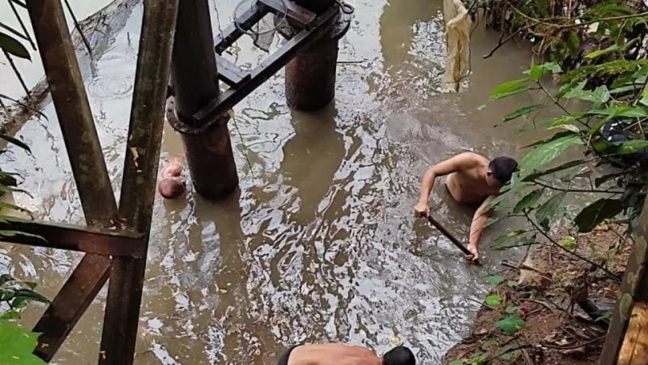 Petugas PDAM Tirta Raja OKU berjibaku memperbaiki jaringan air bersih pelanggan agar kembali normal, Selasa. (ANTARA/Edo Purmana/22)
