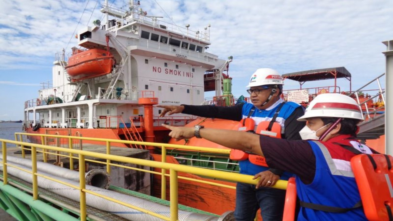 Petugas Pertamina saat melakukan pengecekkan pasokan energi (ANTARA/HO-Pertamina)