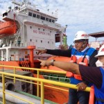Petugas Pertamina saat melakukan pengecekkan pasokan energi (ANTARA/HO-Pertamina)-1672210661