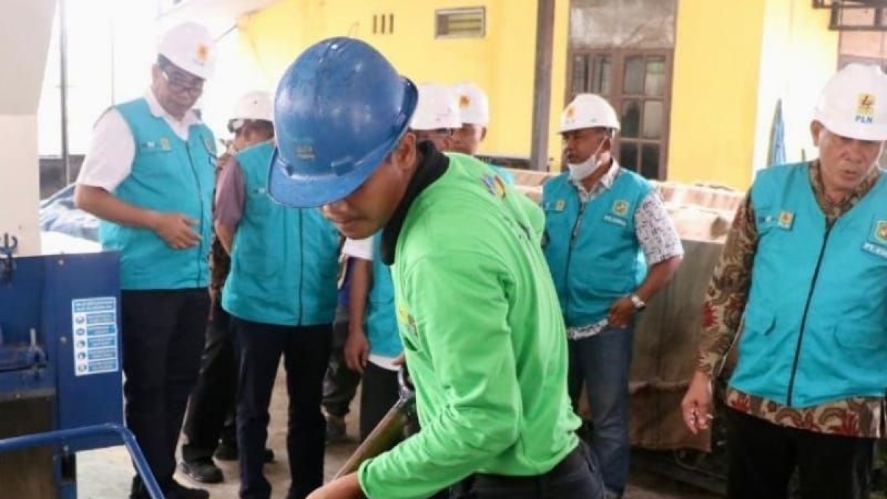 Petugas PT PLN (Persero) sedang mengolah sampah menjadi Bahan Bakar Jumputan Padat (BBJB) Plan. (ANTARA/HO/PLN UID Sumut)