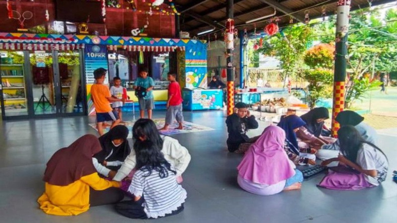 Petugas RPTRA Rasela memantau aktivitas anak-anak selama mereka ada di lingkungan RPTRA di Rawa Badak Selatan, Koja, Jakarta Utara itu pada Senin (26/12/2022). ANTARA/HO-Kominfotik Jakarta Utara