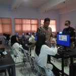 Petugas saat memberikan pengarahan kepada peserta tes PPK Pemilu 2024 di SMKN I Praya Tengah, Kabupaten Lombok Tengah, NTB. ANTARA/Akhyar-1670379336