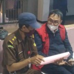 Petugas saat mendampingi mantan Kadis PUPR Kota Cirebon berinisial S, yang diduga terlibat kasus korupsi di Cirebon, Jawa Barat. ANTARA/Ho-Kejari Kota Cirebon.-1671086352