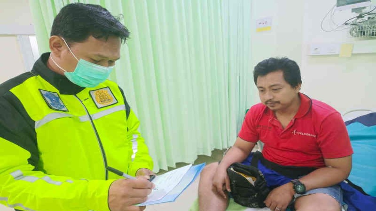 Petugas saat mendata korban kecelakaan lalu lintas di Tol Cipali KM 147 Majalengka, Jawa Barat. (ANTARA/Ho-Satlantas Polres Majalengka)