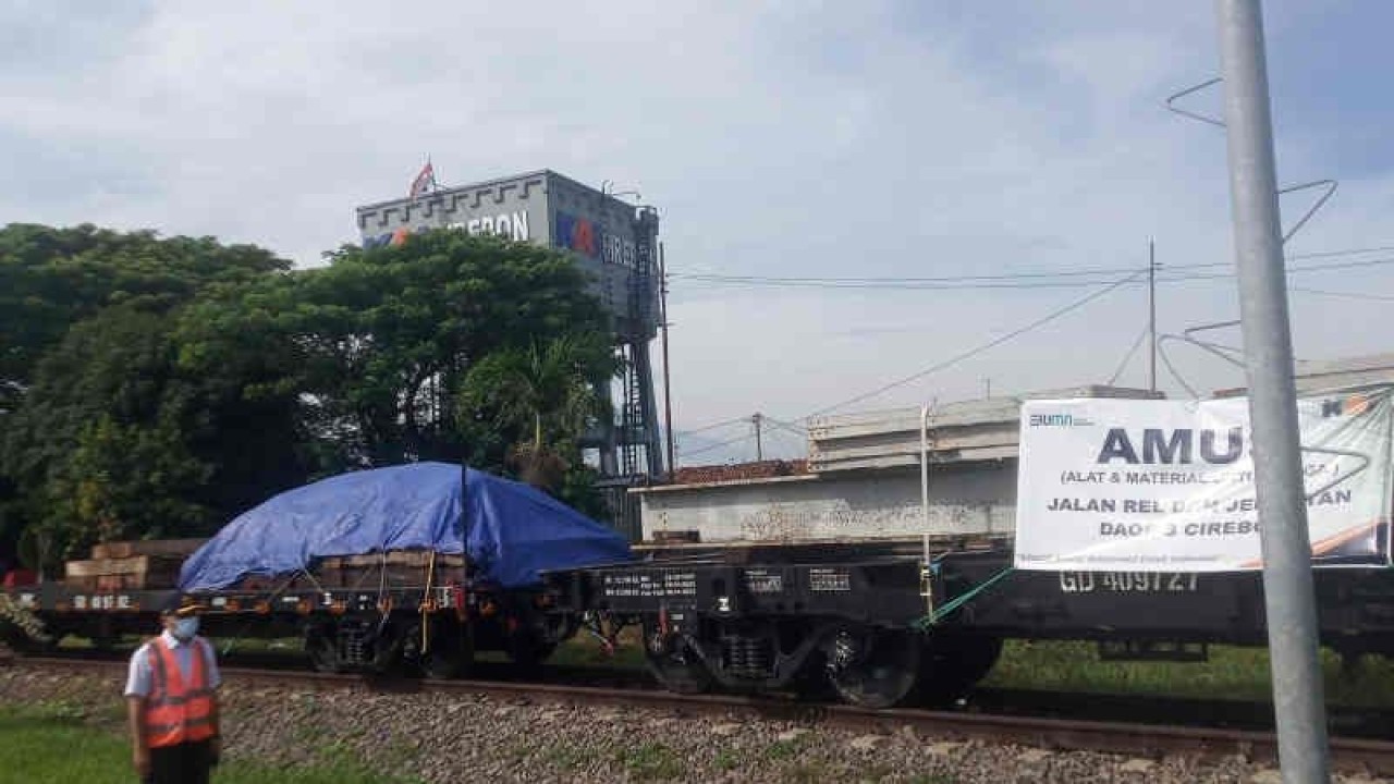 Petugas saat menunjukkan Amus yang disiagakan di Stasiun Cirebon, Jawa Barat, Kamis (22/12/2022). (ANTARA/Khaerul Izan)