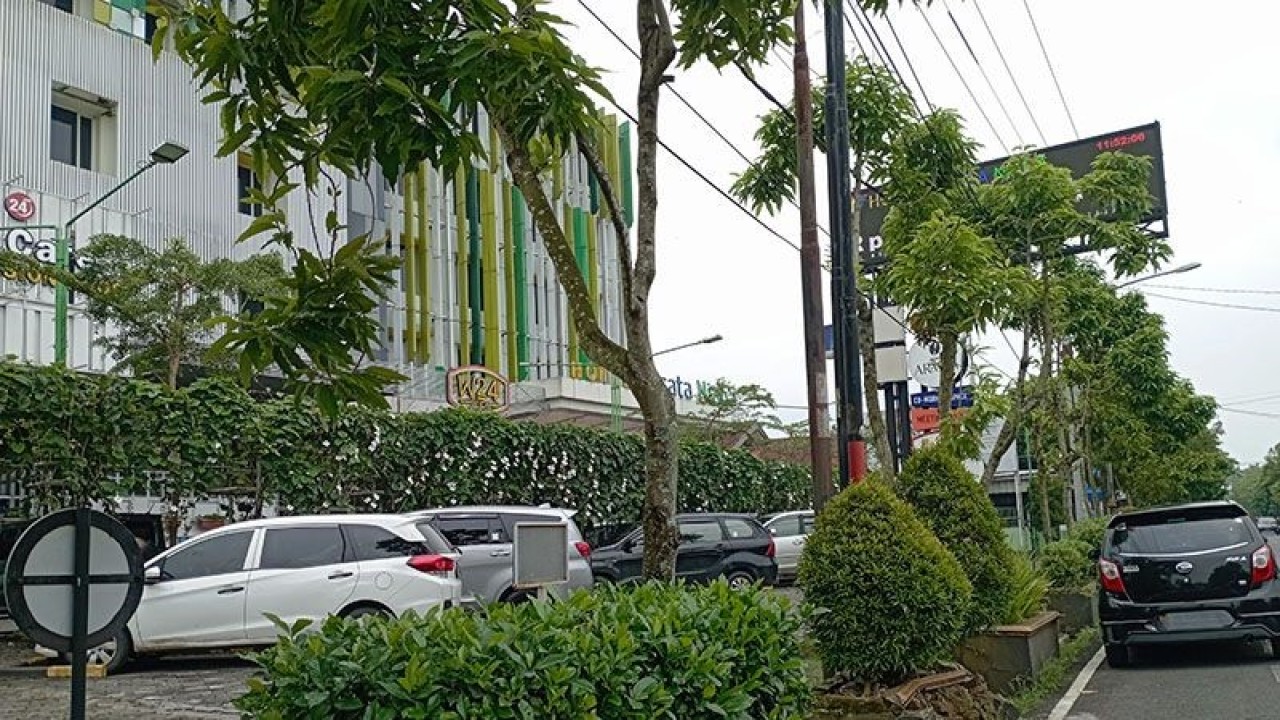 Pelataran parkir salah satu hotel di Purwokerto, Kabupaten Banyumas, Jumat (30/12/2022), mulai dipadati tamu yang hendak berakhir pekan dan merayakan malam pergantian tahun. ANTARA/Sumarwoto