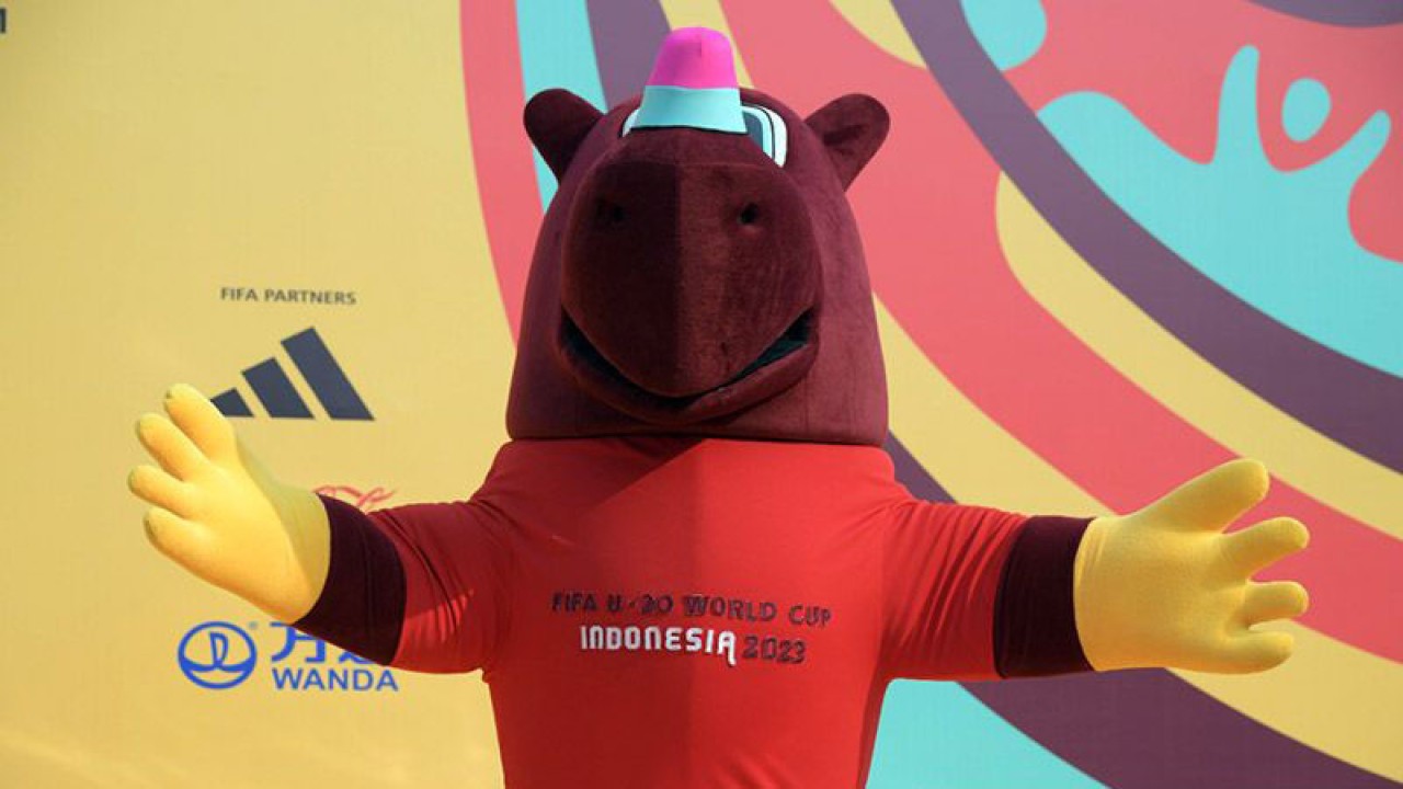 Karakter Badak Cula Satu yang dinamai Bacuya yang menjadi maskot Piala Dunia U-20 2023 diperkenalkan dalam kegiatan Car Free Day (CFD) di Jakarta, Minggu (18/9/2022). ANTARA/HO-Kemenpora/am.