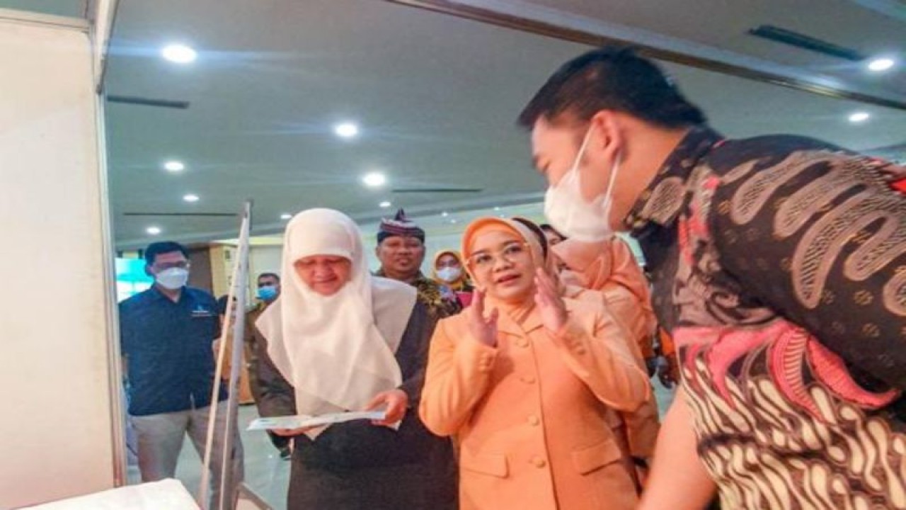 Wakil Ketua DPRD Kota Surabaya Reni Astuti (kiri) saat meninjau Bursa Kerja Assik (Arek Suroboyo Siap Kerja) yang digelar pemerintah kota setempat di Convention Hall, Kota Surabaya, Jatim, Selasa (6/12/2022). (ANTARA/HO-DPRD Surabaya)