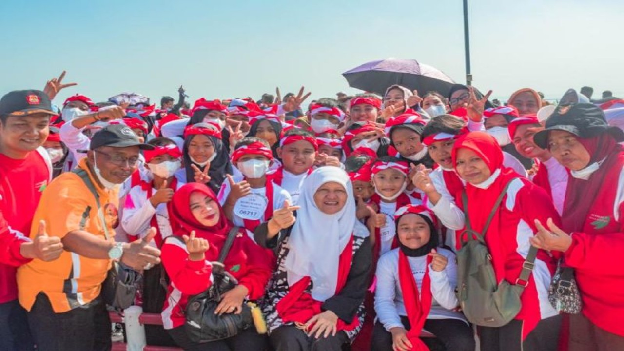 Wakil Ketua DPRD Surabaya Reni Astuti saat bersama pelajar yang mengikuti Tari Remo massal di Jembatan Suroboyo pada Ahad (18/12/2022). (FOTO ANTARA/HO-Diskominfo Surabaya)