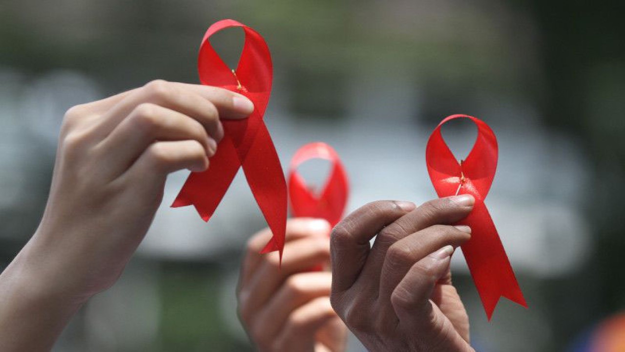Anggota komunitas Jaringan Lintas Isu (JATI) menunjukkan pita merah saat berunjuk rasa memperingati Hari AIDS sedunia di depan Balai kota Malang, Jawa Timur, Kamis (1/12/2022). Mereka menuntut pemerintah lebih aktif dalam upaya penurunan angka penularan HIV/AIDS serta turut serta dalam menangani anak yang terlahir dengan HIV/AIDS. ANTARA FOTO/Ari Bowo Sucipto/hp.