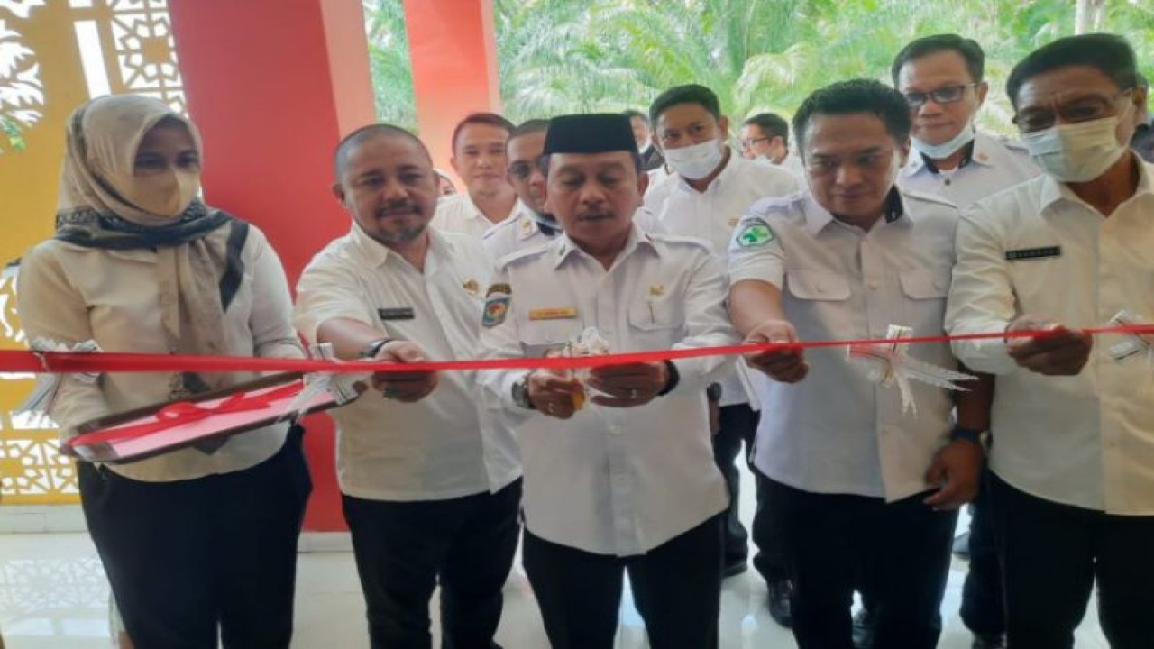 Bupati Pasangkayu Yaumil Ambo Djiwa (tengah) saat menggunting pita pada peresmian gedung baru RSUD Pasangkayu, Rabu (21/12/2022). (ANTARA/HO/Humas Pemkab Pasangkayu)