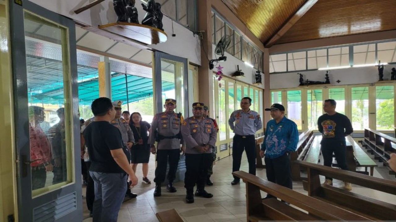 Pj Bupati Landak di dampingi sejumlah kepala SKPD dan Kapolres Landak memeriksa kesiapan beberapa gereja di Landak, Jumat (23/12/2022) ANTARA/HO