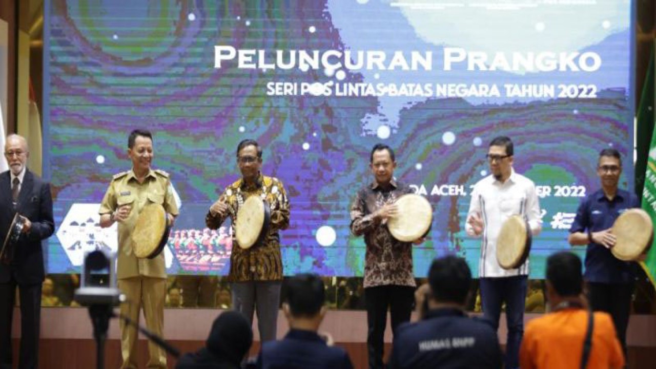 Pj Gubernur Aceh Achmad Marzuki mendampingi Menko Polhukam Mahfud MD, dan Mendagri Tito Karnavian meluncurkan perangko seri pos lintas batas sekaligus berkirim surat dengan menggunakan perangko tersebut,d i Anjong Mon Mata Pendopo Gubernur Aceh, Banda Aceh, Kamis (22/12/2022). ANTARA/M. Ifdhal