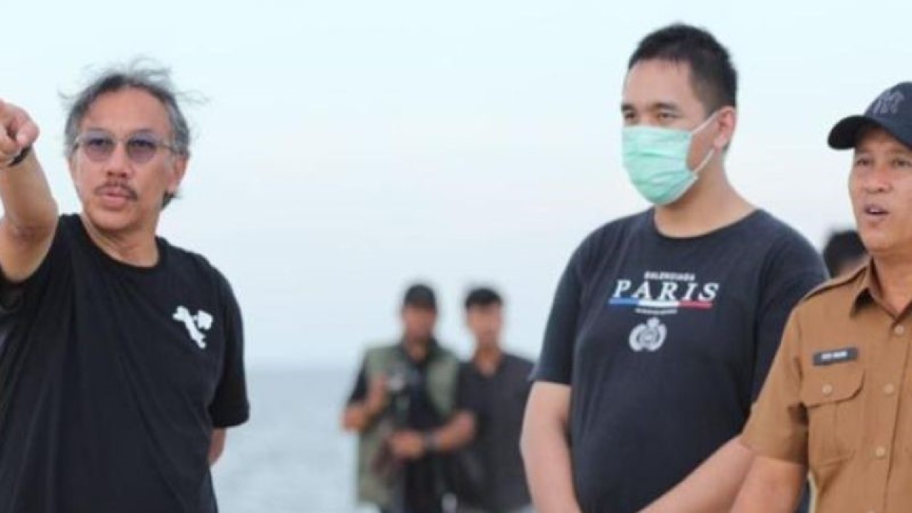 Penjabat (Pj) Gubernur Kepulauan Bangka Belitung Ridwan Djamaluddin (kiri) saat meninjau kesiapan operasi Pelabuhan Tanjung Ular Kabupaten Bangka Barat. (Diskominfo Babel)