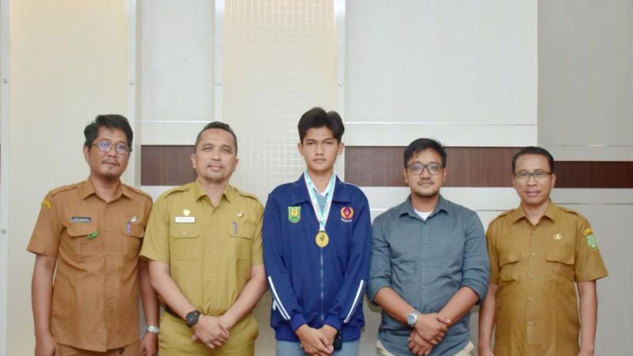 Pj Wali Kota Sabang Reza Fahlevi (dua kiri) saat menerima audiensi Ketua Harian Pengurus Taekwondo Sabang Ahmad Harmadi (dua kanan) dan Yogi Wanda Putra (tengah), di Ruang Kerja Wali Kota Sabang, Senin (12/12/2022). (ANTARA/HO-Pemko Sabang)
