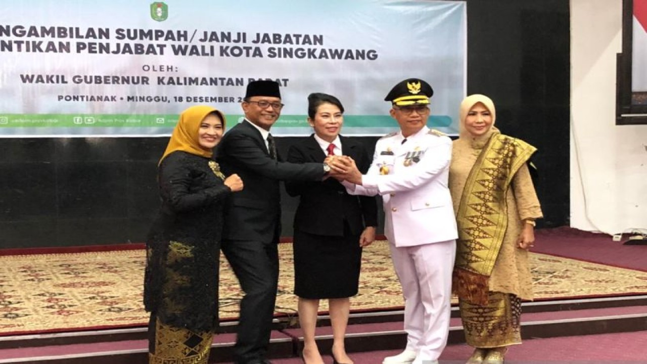 Wali Kota dan Wakil Wali Kota Singkawang periode 2017-2022 Tjhai Chui Mie dan Irwan memberikan ucapan selamat kepada Pj Wali Kota Singkawang Sumastro usai di lantik Wakil Gubernur Kalbar Ria Norsan (Sucia Lucinda)