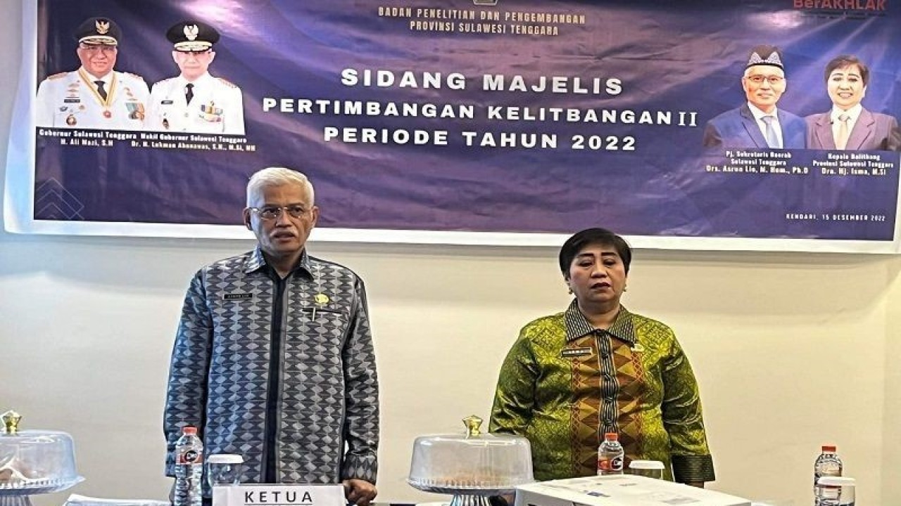 Pj.Sekda Sultra Drs.Asrun Lio, M.Hum, PhD didampingi Kepala Balitbang Drs Hj.Isma, MSi. (Foto ANTARA/Azis Senong)