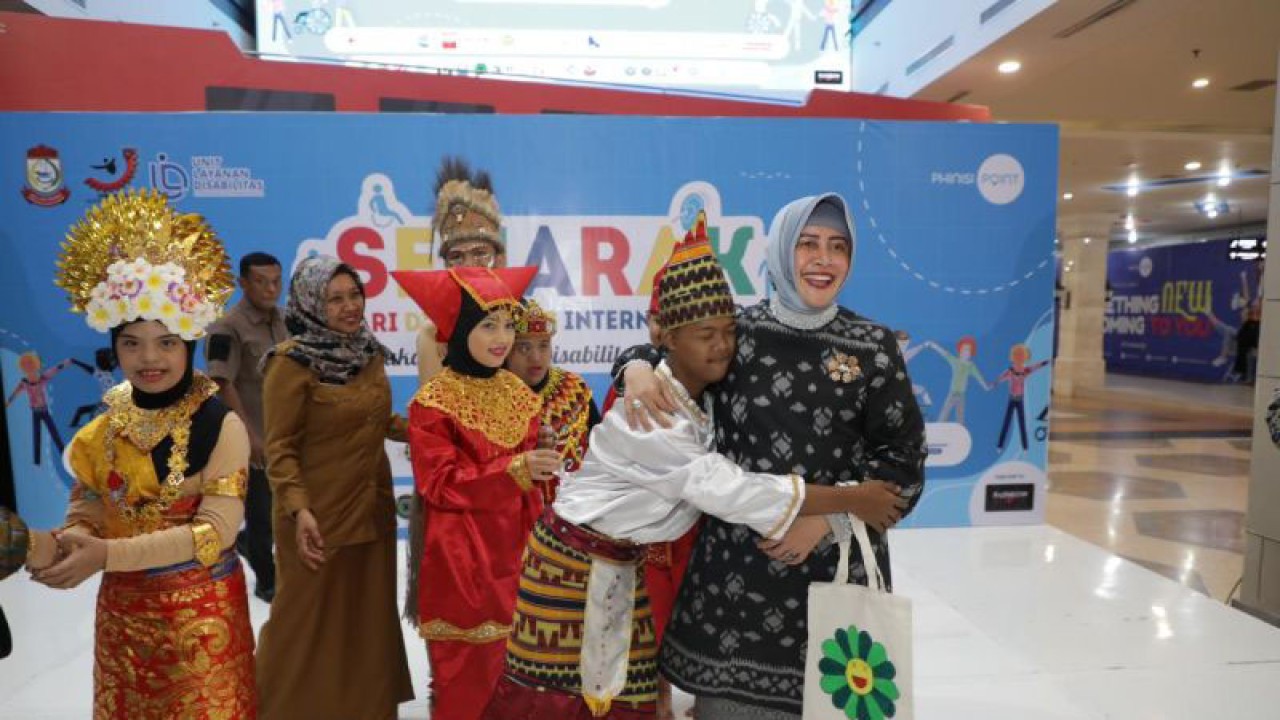Ketua Tim PKK Makassar Indira Yusuf Ismail bersama para penyandang disabilitas pada peringatan Hari Disabilitas Sedunia di Makassar. ANTARA/HO/Pemkot Makassar