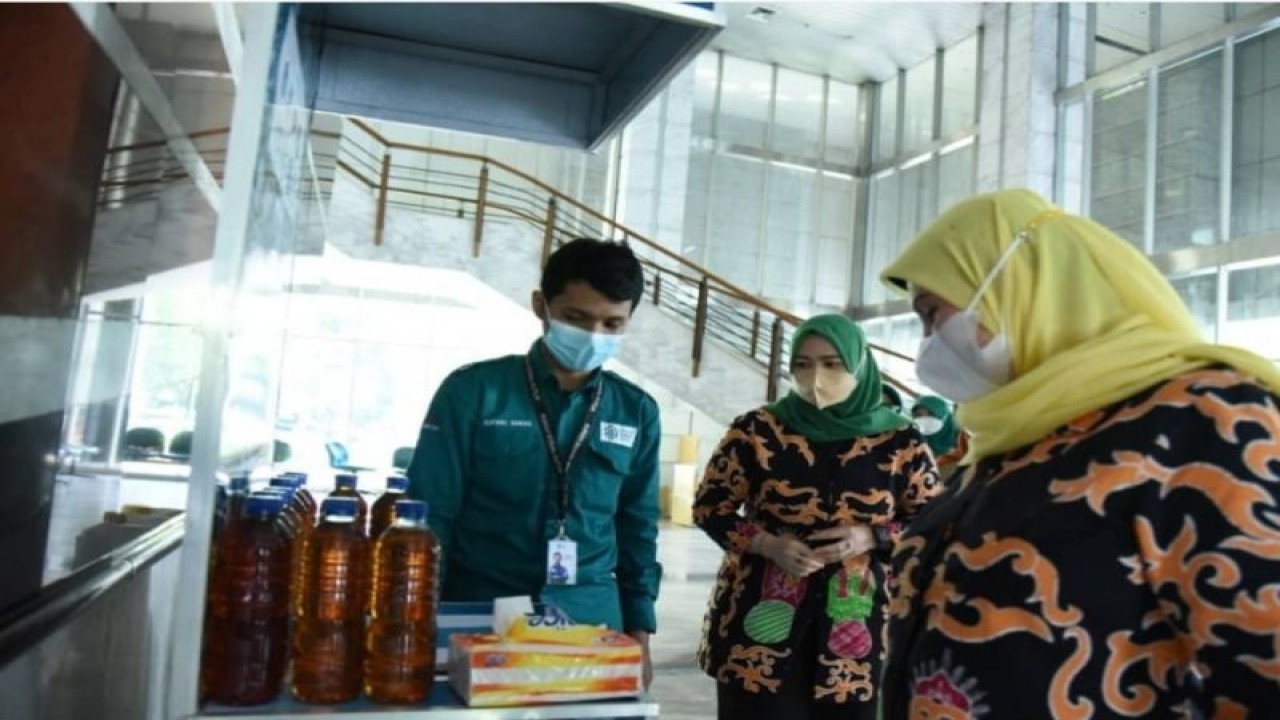 Tim Penggerak Pemberdayaan Kesejahteraan Keluarga (PKK) Kota Jakarta Timur menyediakan Anjungan Tuang Minyak (ATM) Sedekah Minyak Jelantah di Kantor Wali Kota Jakarta Timur, Selasa (9/11/2021). ANTARA/HO-Sudin Kominfotik Jakarta Timur