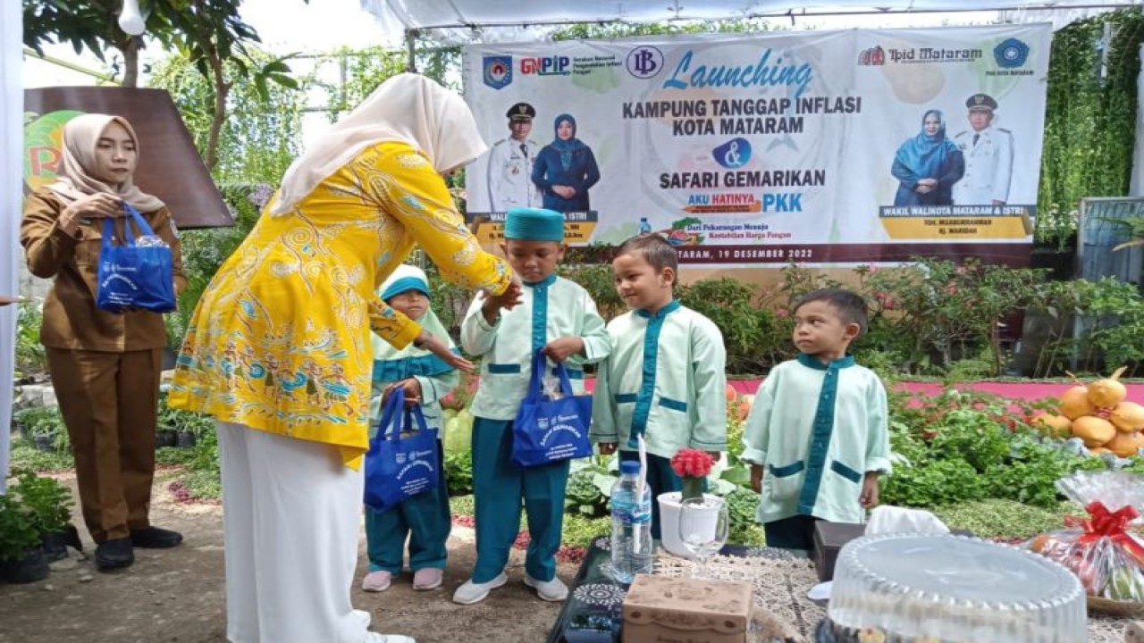 Ketua Tim Penggerak PKK Kota Mataram Hj Kinnastri Mohan Roliskana menyerahkan paket makanan olahan serba ikan kepada perwakilan siswa PAUD dan TK di Kota Mataram, Provinsi Nusa Tenggara Barat, Senin (19/12/2022).  (ANTARA/Nirkomala)