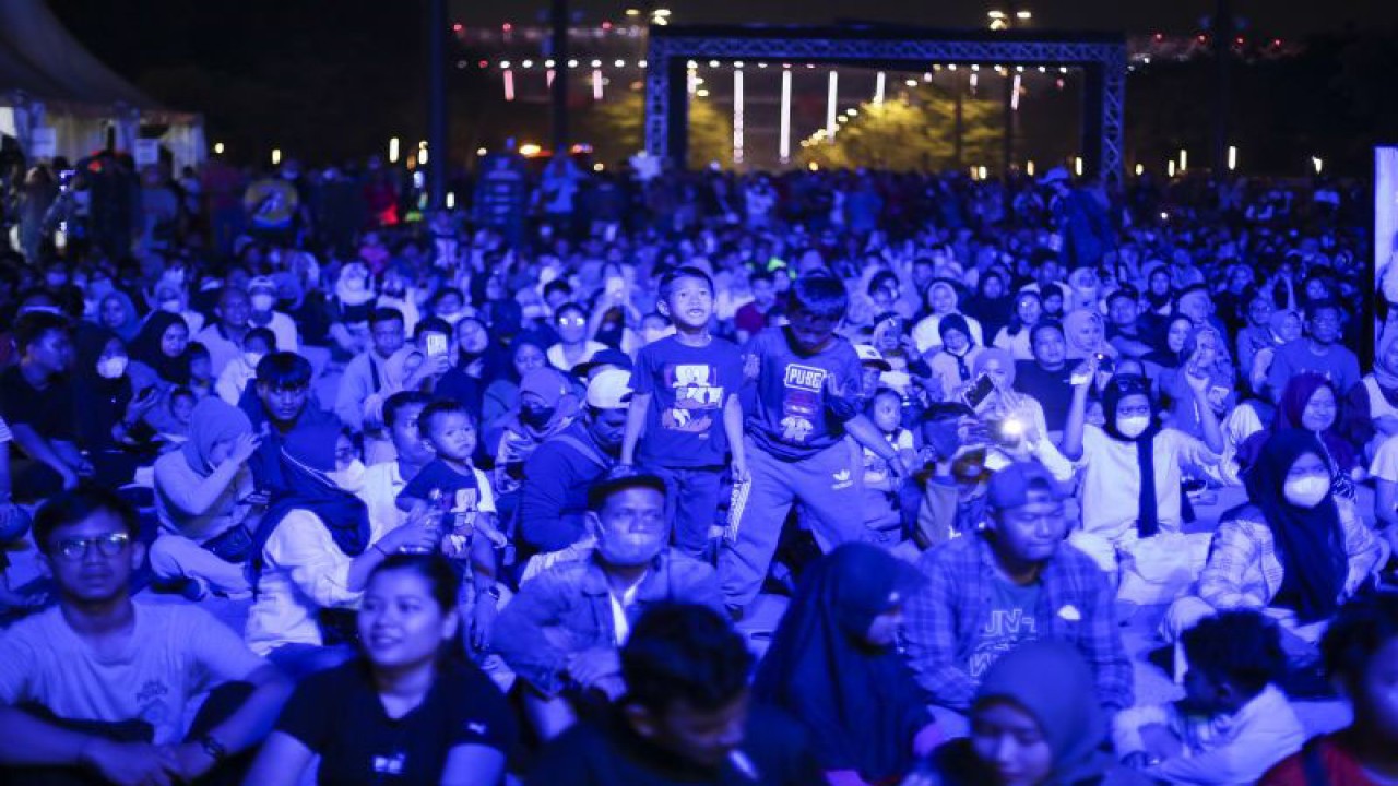 Ilustrasi penonton menyaksikan Konser Bersuka Ria di Plaza Parkir Timur Senayan, Jakarta, Sabtu (2/7/2022). ANTARA FOTO/Rivan Awal Lingga