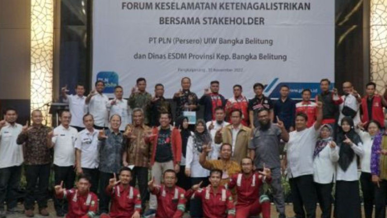 Foto bersama usai kegiatan sosialisasi keselamatan ketenagalistrikan yang digelar PT PLN UIW Bangka Belitung bersama Dinas ESDM Provinsi Babel. ANTARA/HO-PLN Babel