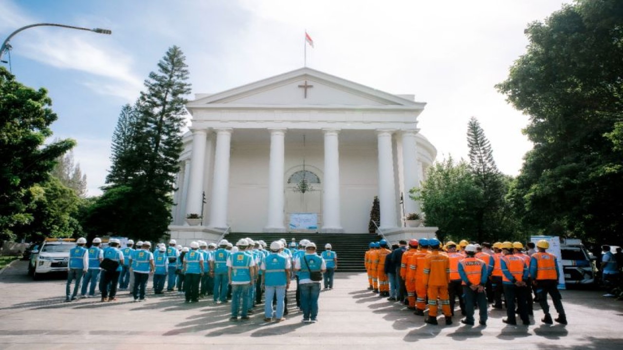Situasi apel siaga pasokan listrik jelang perayaan natal dan tahun baru yang dilakukan PLN UID Jakarta Raya di halaman gedung Gereja Immanuel, Jakarta, Selasa (13/12/2022). (ANTARA/HO PLN UID Jakarta Raya)